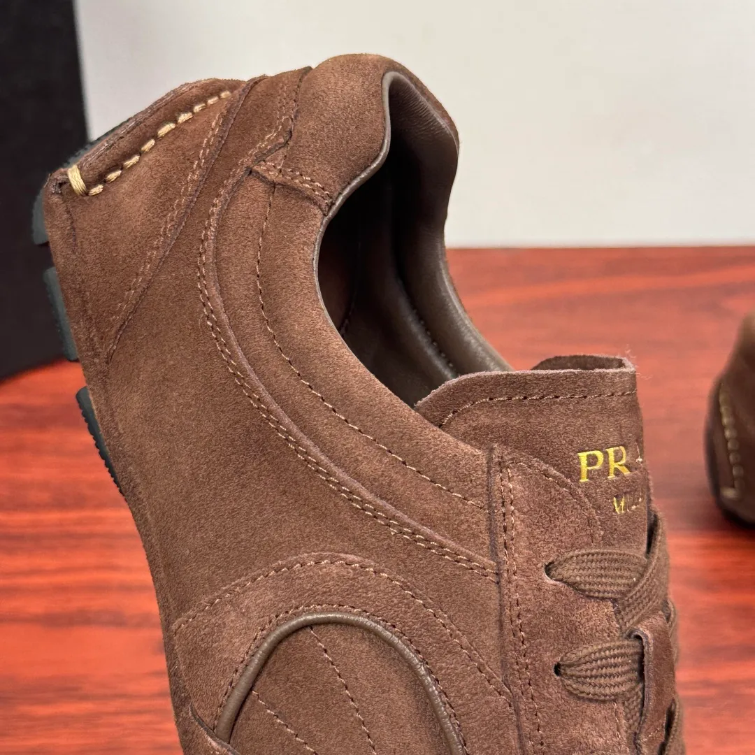 Batch 780 Prada/Prada Montecarlo Re-Edition 2005 Nappa sheepskin/nubuck leather sneakers, men's men's men's shoes for easy shipping! Featuring an antique finish, these sneakers combine style and comfort in a sophisticated and innovative design. The silhouette inspired by driving shoes is soft and flexible, and the deconstructed sole gives it a lightweight look and smooth aesthetic. Prominent top stitching enhances the sporty soul of this hybrid sneaker. It is paired with a lightweight and flexible rubber sole, a visible convex sole pattern embellishment, and a wrapped insole. The whole package! Size: 39-40-41-42-43-44 leather shoe size Item number: 4E1165 frosted brown